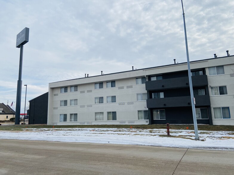 More Photos Of 1301 W Bond Cir, Lincoln Hotel For Sale