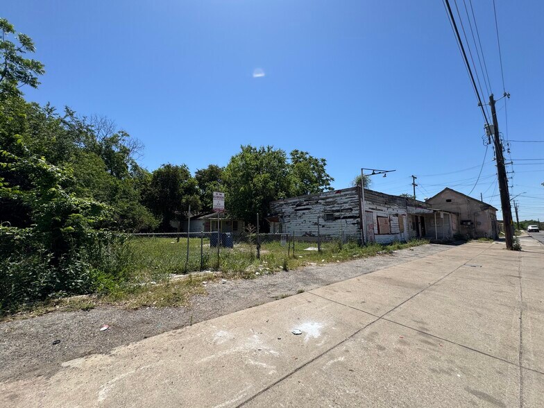 More Photos Of 910-920 Clark Ave, San Antonio Specialty For Sale