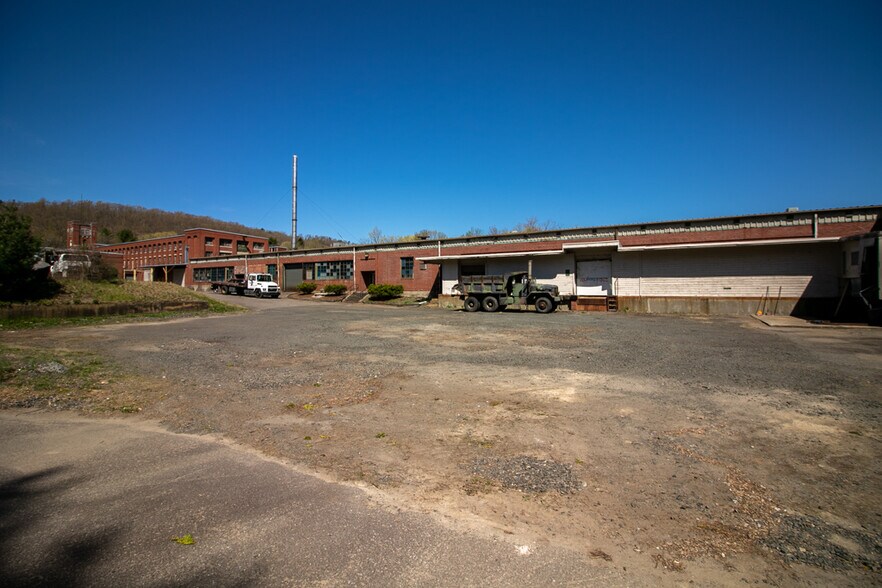 More Photos Of 288 Main St, Monson Warehouse For Lease