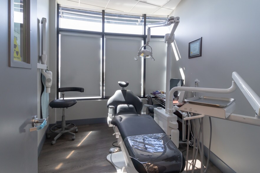 More Photos Of 30475 Cardinal Ave, Abbotsford Office For Sale