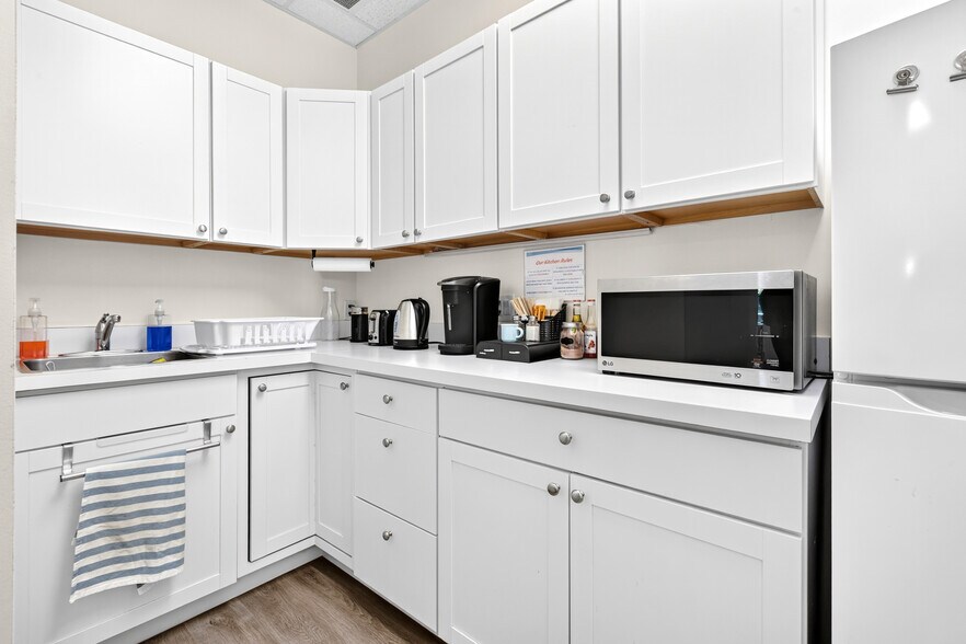 More Photos Of 5495 Canotek Rd, Ottawa Research And Development For Lease