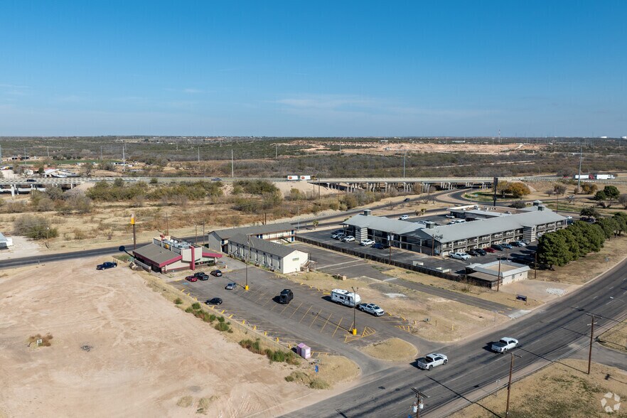 More Photos Of 1712 E 3rd St, Big Spring Apartments For Sale