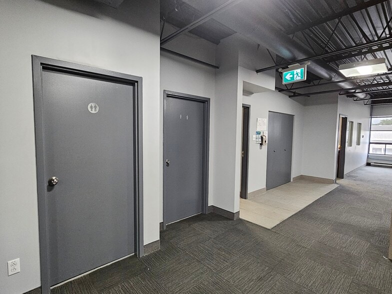 More Photos Of 2305-2329 Rue Guénette, Saint-Laurent Distribution For Sale