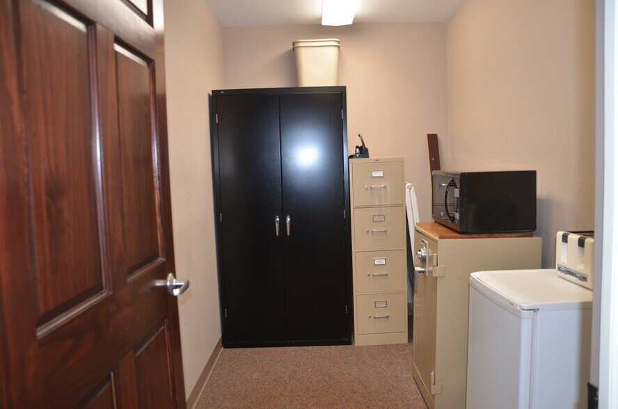 More Photos Of 718 N Bridge St, Yorkville Office For Lease