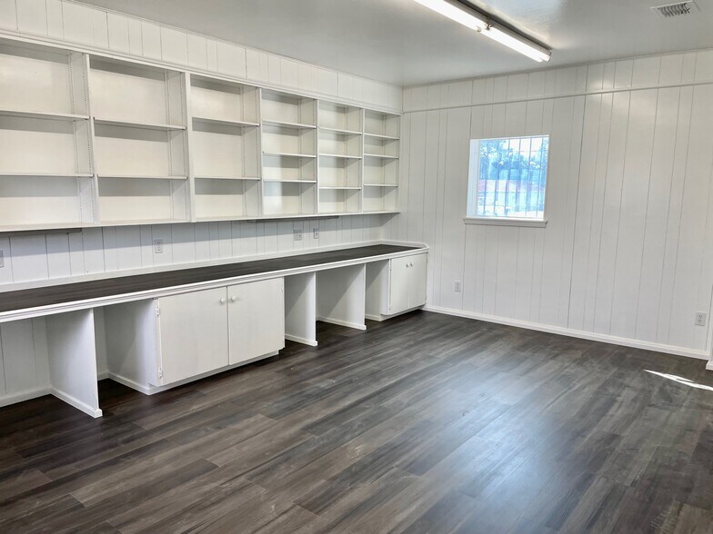 More Photos Of 200-232 W New Braunfels St, Seguin Warehouse For Lease