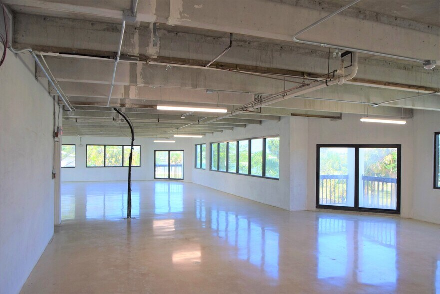 More Photos Of 1016 Clemons St, Jupiter Office For Lease