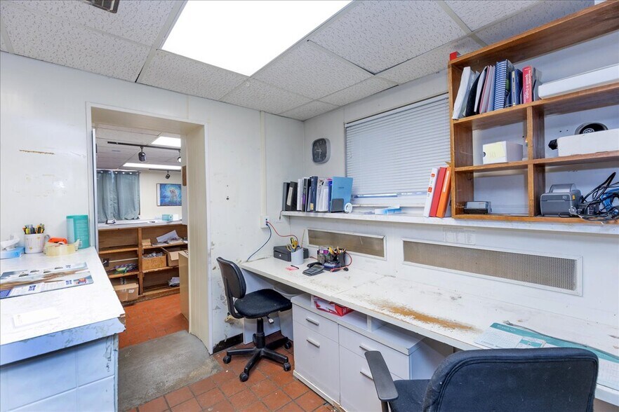 More Photos Of 21 Jackson St, Methuen Veterinarian Kennel For Sale