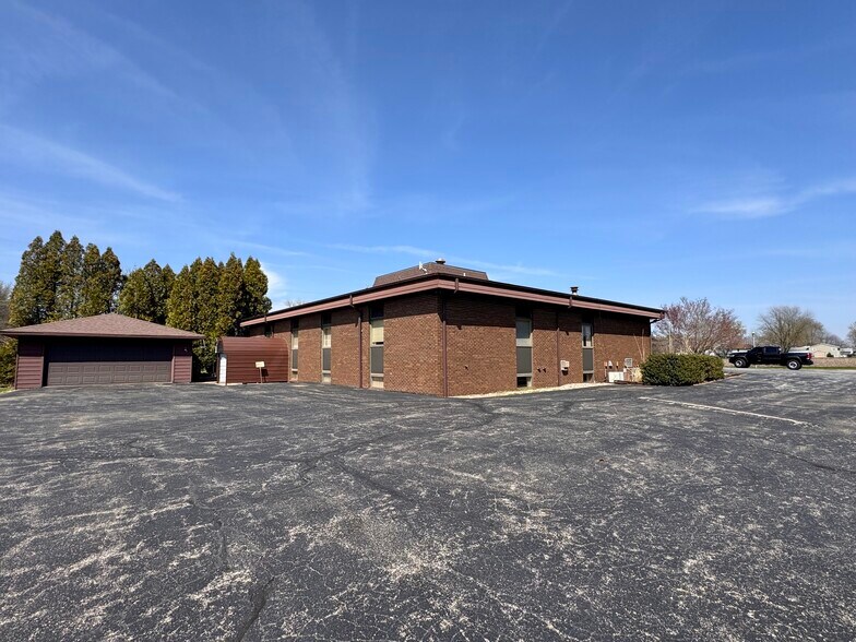 More Photos Of 909 E Grant St, Macomb Medical For Sale