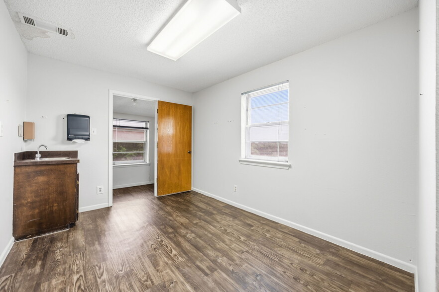More Photos Of 2306 Ridge Rd, Rockwall Medical For Sale