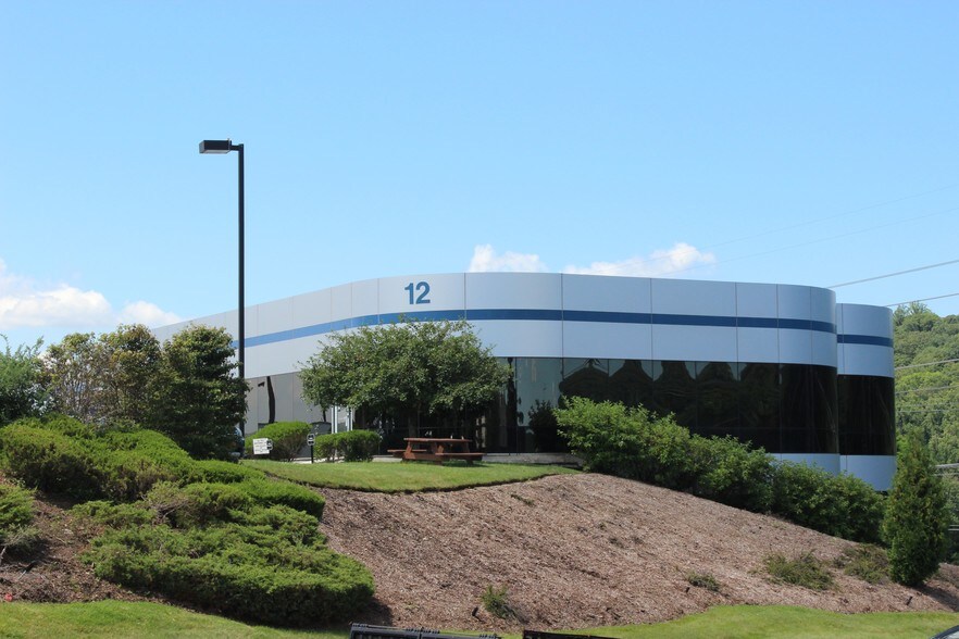 More Photos Of 12 Skyline Dr, Hawthorne Office For Lease