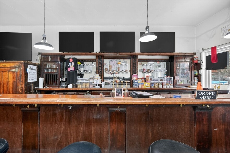 More Photos Of 124 S Fillmore St, Osceola Flex For Sale