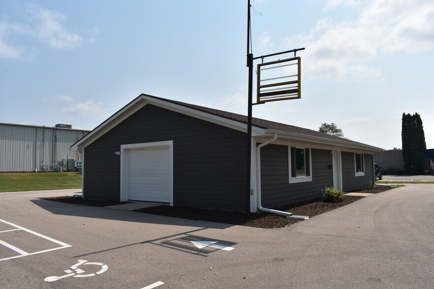 More Photos Of 1609 Plainfield Ave, Janesville Storefront Retail Office For Lease