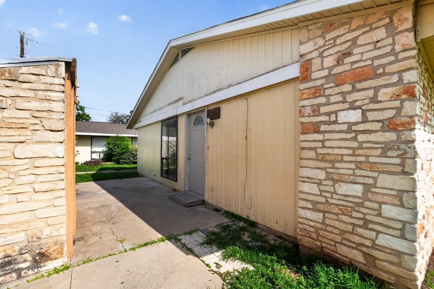 More Photos Of 1500 Park Ln, Georgetown Multifamily For Sale