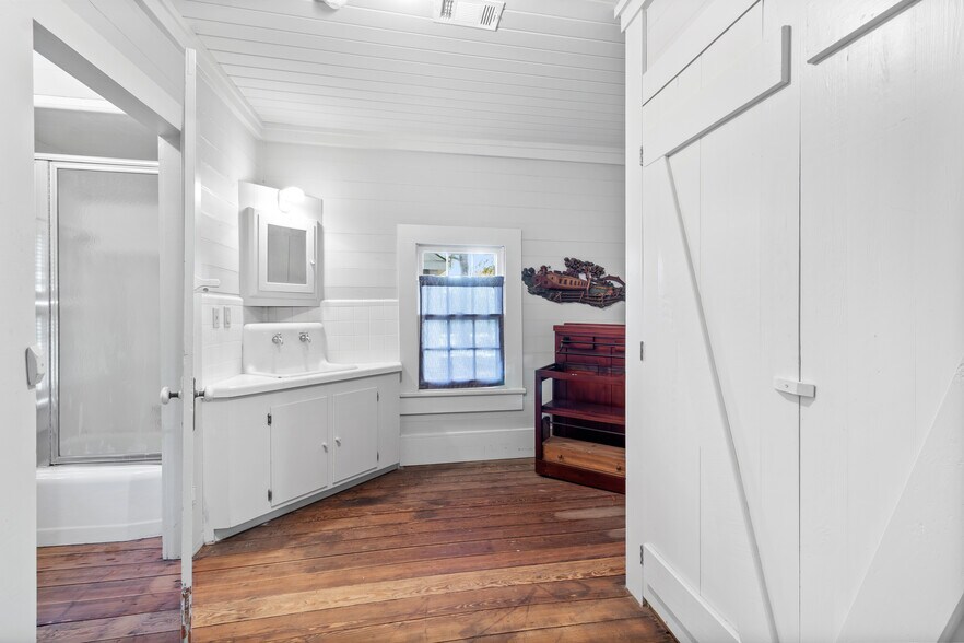 More Photos Of 668 N Main St, Jasper Storefront Retail Office For Sale