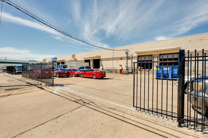 More Photos Of 11233-11251 Leo Ln, Dallas Warehouse For Lease