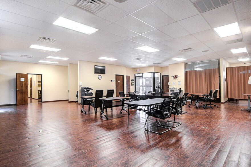 More Photos Of 720 W Nathan Lowe Rd, Arlington Medical For Sale