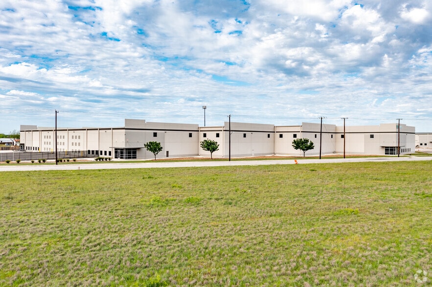 More Photos Of 1228 Cornerway Blvd, San Antonio Warehouse For Lease