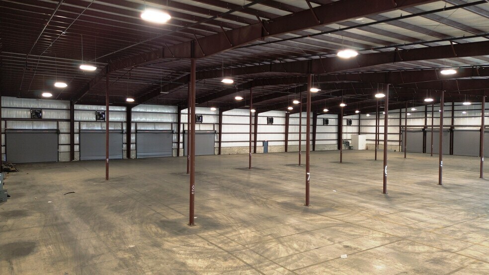 More Photos Of 3641 Ironbridge Blvd, Fort Myers Distribution For Lease