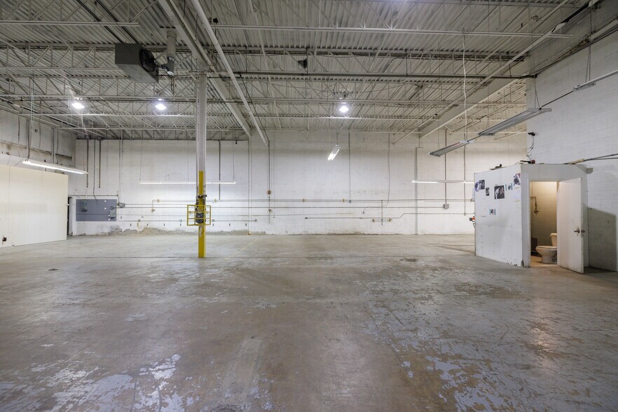 More Photos Of 16791-16821 Boul Hymus, Kirkland Warehouse For Lease