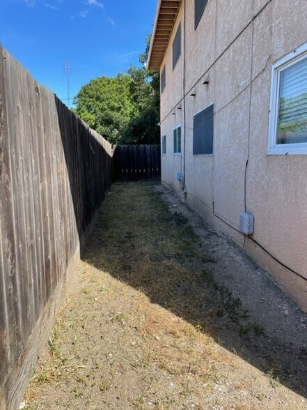 More Photos Of 218 W K St, Los Banos Apartments For Sale