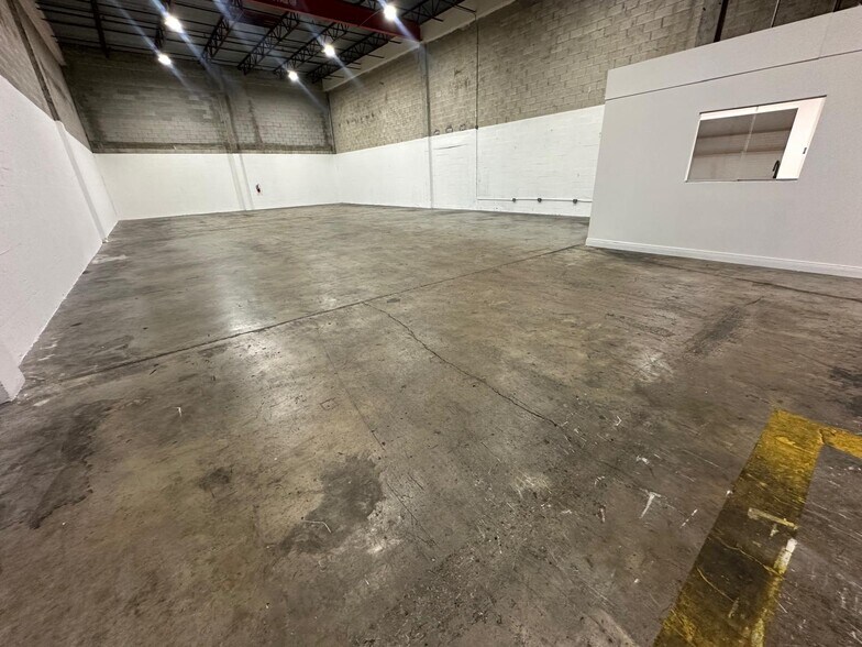 More Photos Of 1700-1744 NW 82nd Ave, Doral Warehouse For Lease