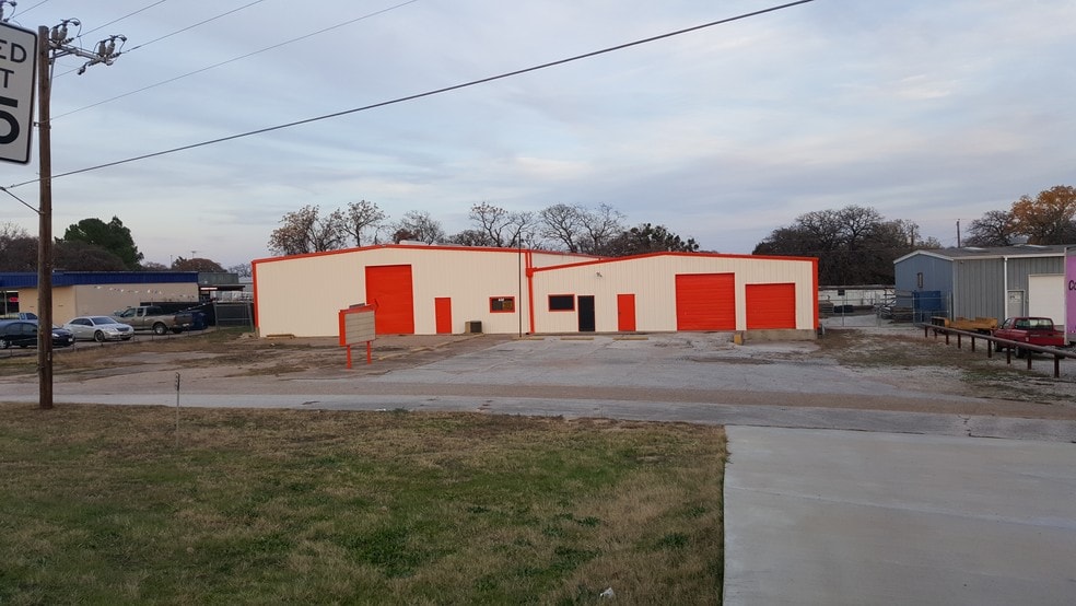 More Photos Of 440 N Broadway St, Joshua Manufacturing For Lease
