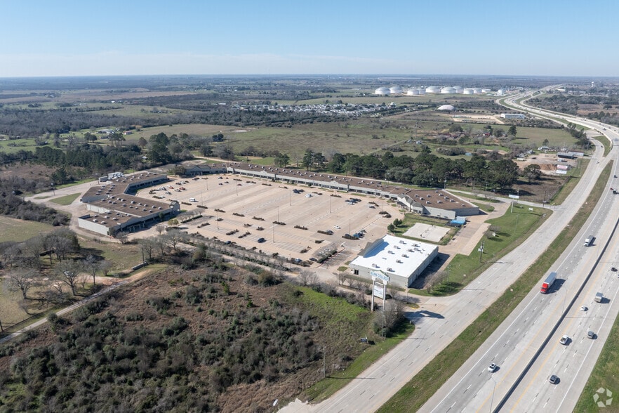 More Photos Of 3701 Outlet Center Dr, Sealy Unknown For Lease