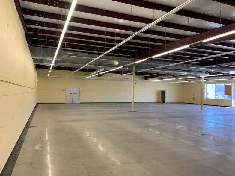 More Photos Of 400 W 2nd St, Clarendon Freestanding For Sale