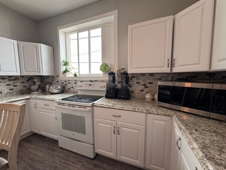 More Photos Of 1221 Overland Ave, Burley Storefront For Sale