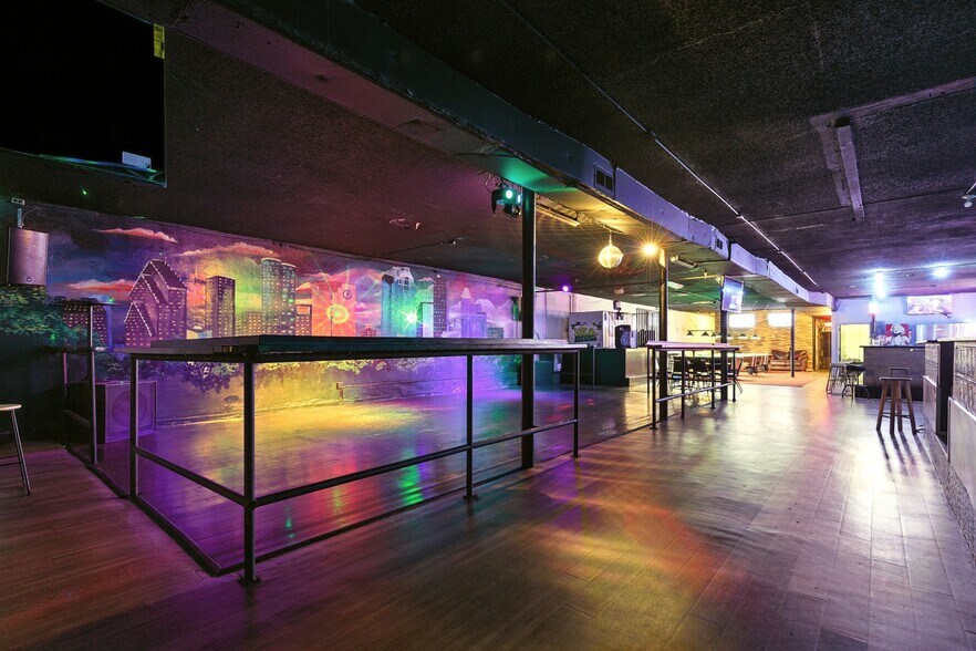 More Photos Of 8604 Jensen Dr, Houston Bar For Sale