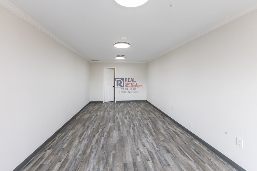 More Photos Of 1201 Barnard Street, Glen Rose Office For Lease