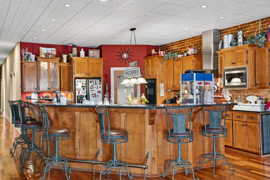 More Photos Of 109 7th Ave E, Springfield Flex For Sale