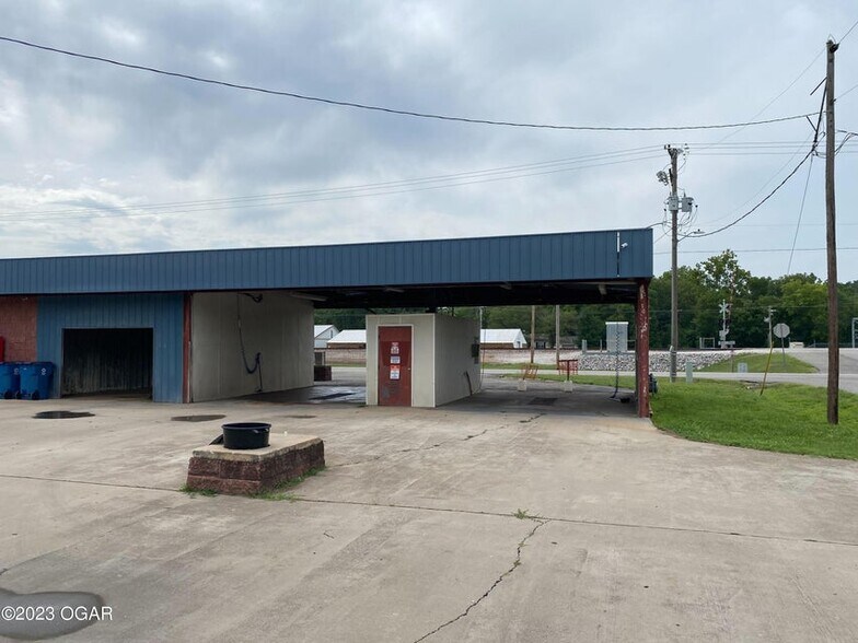 More Photos Of 1406 Frisco st, Seneca Carwash For Sale