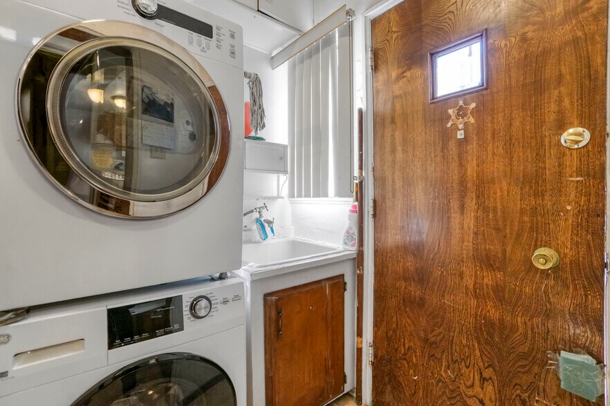 More Photos Of 110-116 S Kings Rd, Los Angeles Apartments For Sale