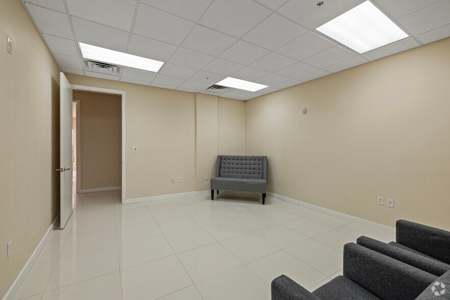 More Photos Of 2387 W 68th St, Hialeah Medical For Lease