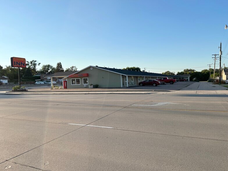 More Photos Of 1103 E B St, McCook Hotel For Sale