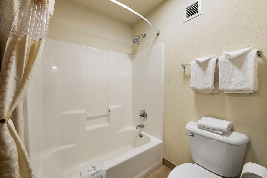 More Photos Of 1424 W Pine St, Pinedale Hotel For Sale