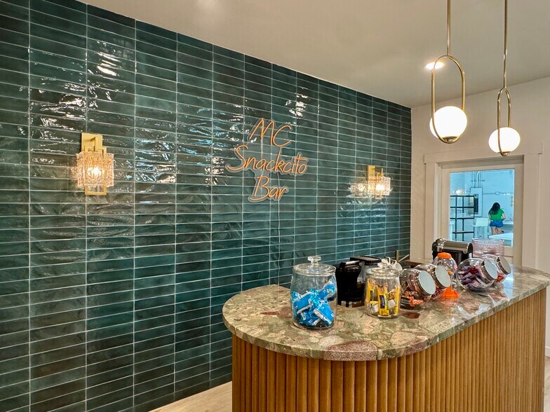 More Photos Of 5400 85th St, Vero Beach Showroom For Sale