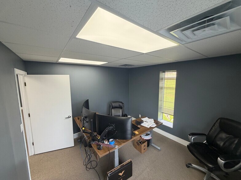More Photos Of 1030 W 17th St, Bloomington Flex For Sale