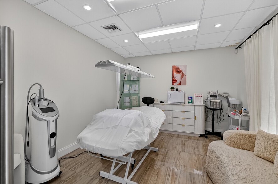 More Photos Of 201 N University Dr, Plantation Medical For Sale