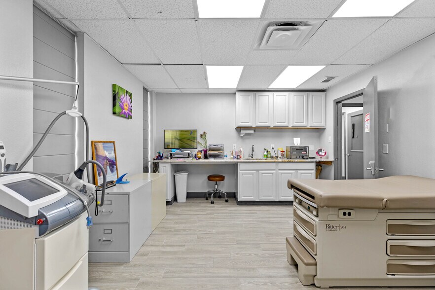 More Photos Of 901 N Grove St, Eustis Office For Sale