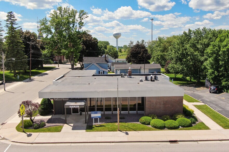 More Photos Of 101 N Main St, Black Creek Bank For Lease
