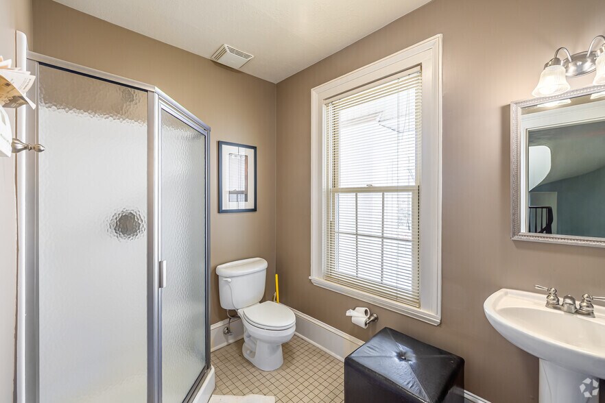 More Photos Of 109 Broad St, Middletown Office Residential For Lease