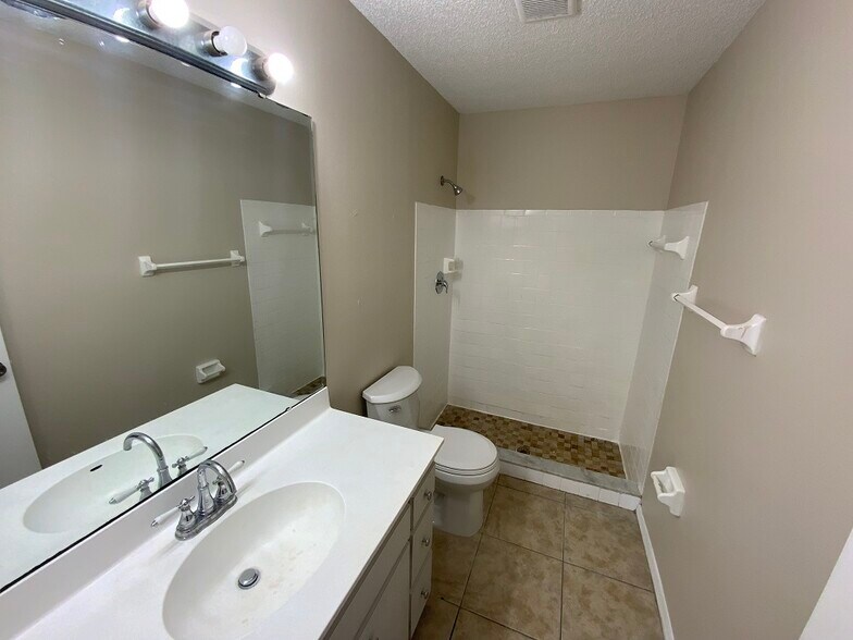 More Photos Of 855 Jamaica Rd, Venice Apartments For Sale