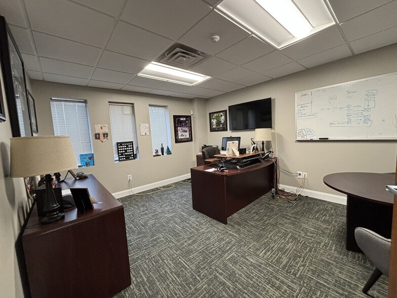 More Photos Of 6 Blackstone Valley Pl, Lincoln Medical For Lease