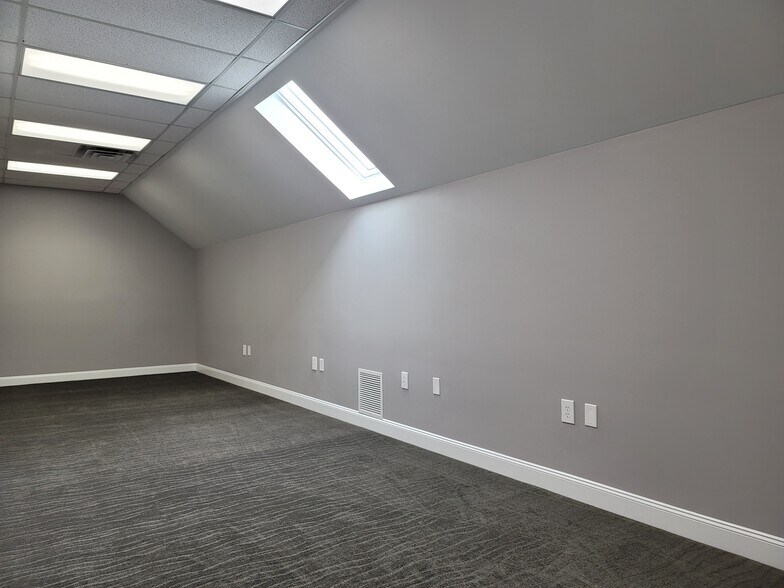 More Photos Of 15000 Madison Ave, Lakewood Office Residential For Lease
