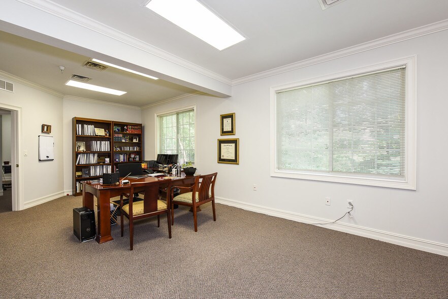 More Photos Of 3225 Shallowford Rd, Marietta Office For Lease