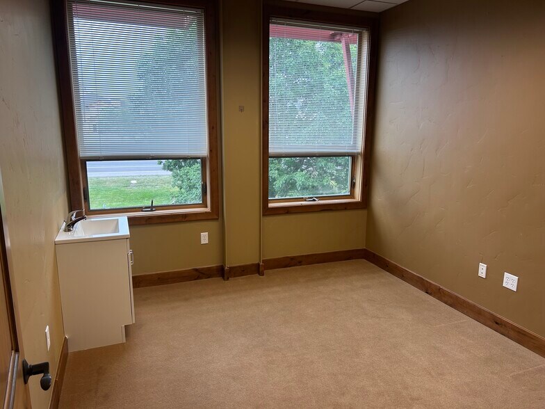 More Photos Of 1404 Hawk Pky, Montrose Medical For Lease