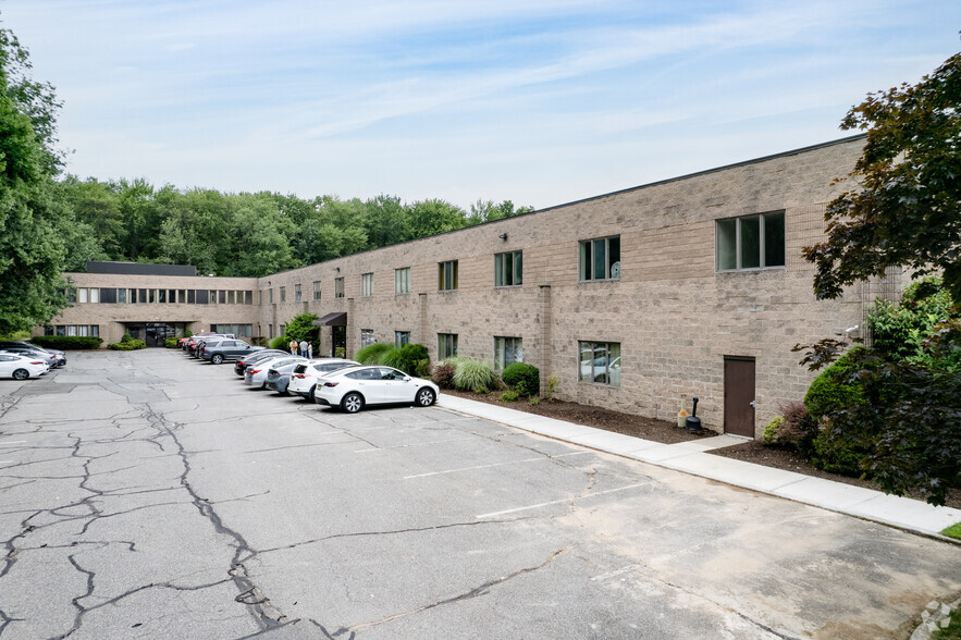 Primary Photo Of 7 Reuten Dr, Closter Flex For Lease