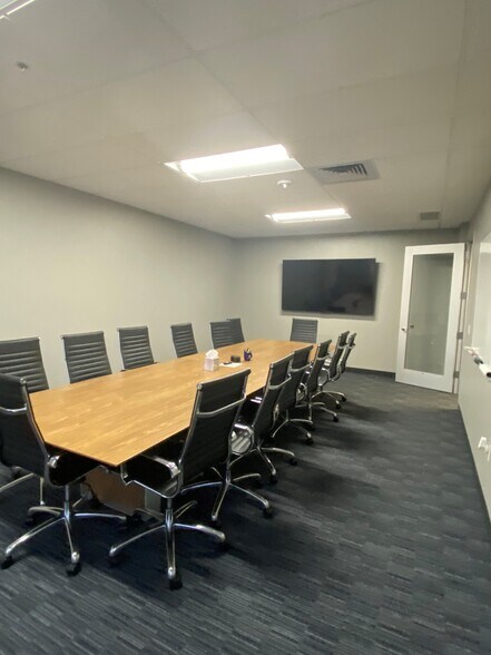 More Photos Of 412 E Parkcenter Blvd, Boise Office For Lease